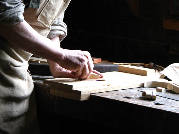 Nuestro equipo de profesionales cuenta  con muchos años de contrastada <strong>experiencia</strong> en el sector de la <strong>carpintería de madera en Bescanó</strong>.